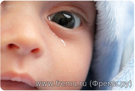 У ребенка слезятся глаза: в чем причина?